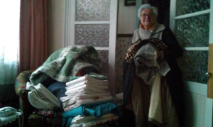 Mme Anna a donné des draps, des couvertures et des vêtements chauds pour l'Ukraine