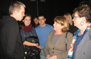Pavel Yourov parle avec Maria Denisenko